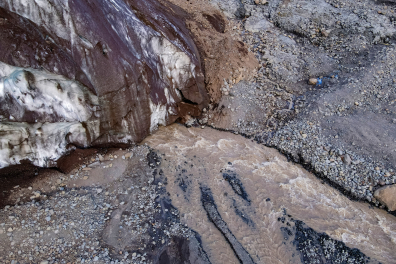 Langue glaciaire terminale et torrent (Islande)